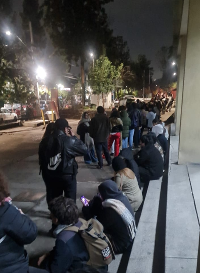 La apertura de las dependencias a público se realizó de 10 a 20 horas, con interesados haciendo fila para entrar hasta cuando ya oscureció.