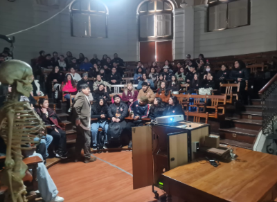 Parte de la visita incluyó una conferencia dictada por el doctor Julio Cárdenas. 