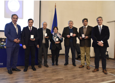 Los doctores Miguel O'Ryan, decano de la Facultad de Medicina, y Juan Pablo Torres, vicedecano, junto a los profesores titulares homenajeados: Ramón Rodrigo, Yedy Israel, Margarita Vega, Raúl Godoy y Ricardo García. 