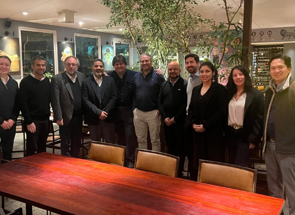 El equipo de investigadores de las universidades de Chile y del Desarrollo que participan del proyecto PRECISION-IA.
