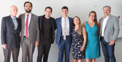 Los especialistas 2023 del Departamento de Psiquiatría y Salud Mental Oriente, junto a los doctores Arturo Roizblatt (a la izquierda en la foto) y Pablo Salinas (a la derecha en la foto)