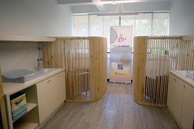 La Sala Lorenza es un Espacio Amigo de la Lactancia ubicado en la sala 26 del edificio antiguo de la Facultad de Ciencias Sociales. Está completamente equipada con las comodidades necesarias para extraer y conservar la leche y también amamantar.