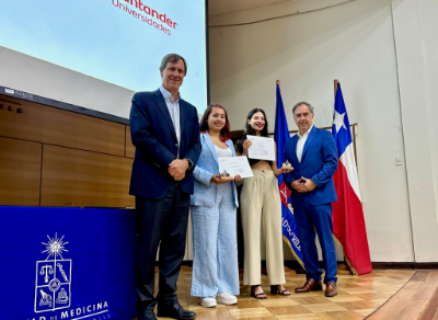 El gerente general de Santander Universidades, Sebastián Bunster, las estudiantes Cynthia Hernández y Verónica Rojas, y el decano de la Facultad de Medicina, doctor Miguel O'Ryan.