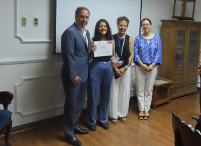 Doctor Miguel O'Ryan, la alumna Jessica Hormazábal, Margarita Ahumada y Marly Neira