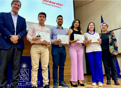 Los ganadores de la Facultad de Odontología junto a Sebastián Bunster y a su decana, doctora Irene Morales. 