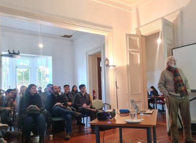 El doctor Eduardo Durán, académico del Departamento de Psiquiatría y Salud Mental Sur, durante su ponencia. 