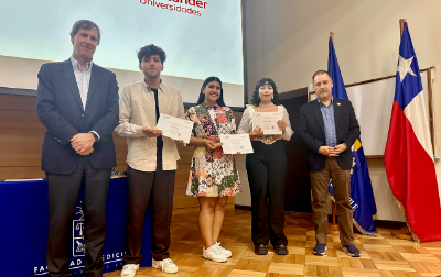 Sebastián Bunster y el decano de la Facultad de Ciencias Químicas y Farmacéuticas, profesor Pablo Richter, junto a los becarios Santander 2023 de ese plantel. 