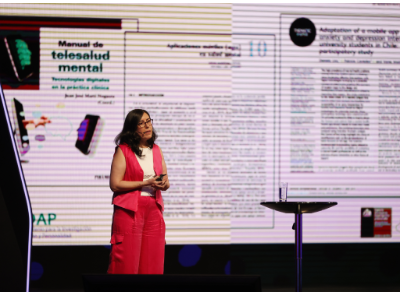 La académica de la Facultad de Medicina y directora del Núcleo Milenio para Mejorar la Salud Mental de Adolescentes y Jóvenes (Imhay), dra. Vania Martínez, fue una de las principales protagonistas de esta jornada inaugural, instancia donde abordó los desafíos y oportunidades que puede entregar el uso de la inteligencia artificial al campo de la salud mental.