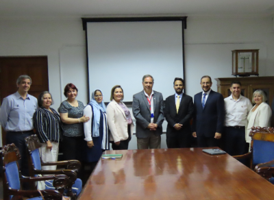 La delegación de Arabia Saudita junto a las autoridades de la Facultad de Medicina y de la Escuela y Departamento de Enfermería. 