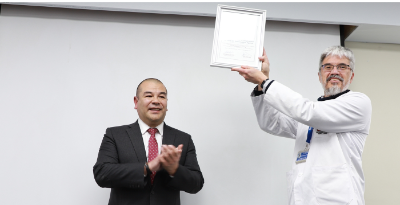 El superintendente de Salud, doctor Víctor Torres, hizo entrega del certificado de acreditación al director general del HCUCH, doctor Eduardo Toba