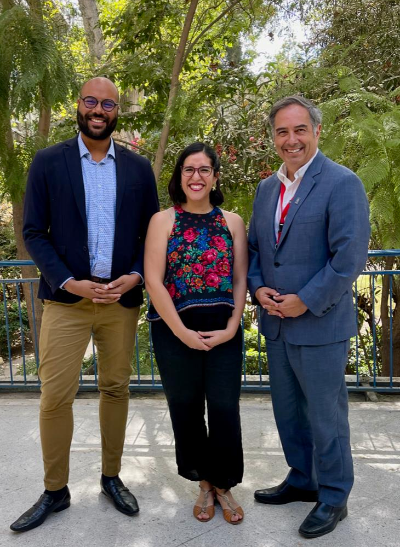 Profesores Rodolfo Morrison, director del Departamento de Terapia Ocupacional, y Constanza Briceño, directora de la escuela de pregrado de la disciplina, junto al doctor Miguel O'Ryan, decano de la Facultad de Medicina. 