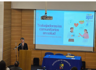 La directora de esta investigadora, profesora Viviana Ulloa Pino, del Departamento de Atención Primaria y Salud Familiar