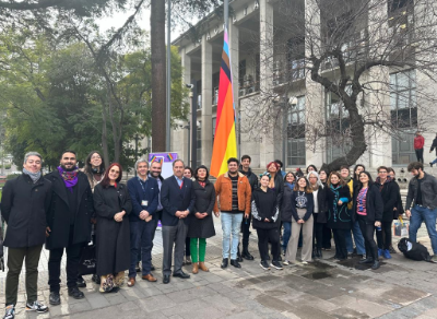 Autoridades de la Facultad de Medicina, de la Dirección de Igualdad de Género e integrantes de la Mesa de Diversidades y Disidencias de DIGEN junto a la Bandera del Progreso