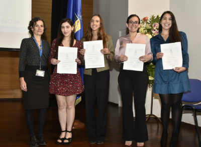 La doctora María Mercedes Aguirre, directora de la Escuela de Postgrado, entregó sus diplomas a grupos de egresados de diferentes programas formativos, como es el caso de las graduadas del Doctorado en Psicoterapia