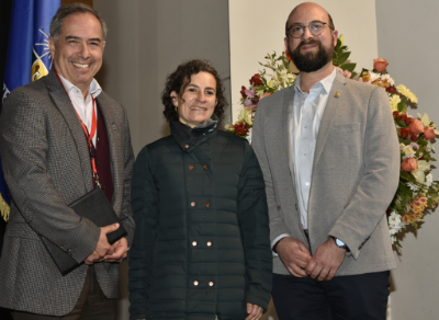 Doctores Miguel O'Ryan, decano de la Facultad de Medicina; María Mercedes Aguirre, directora de la Escuela de Postgrado, y Ricardo Soto Rifo, subdirector de Grados Académicos. 