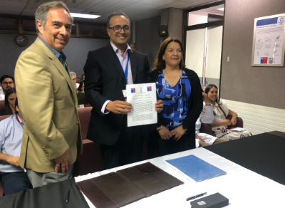 Firman el convenio el decano de la Facultad de Medidcina, doctor Miguel O'Ryan; el director del CRS, Jaime Carvajal, y la directora (s) del Hospital Luis Tisné, Carol Luco. 