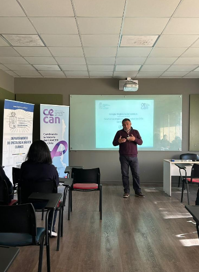 El profesor Héctor Contreras dicta charlas en el área de oncología de interés de los estudiantes visitantes 