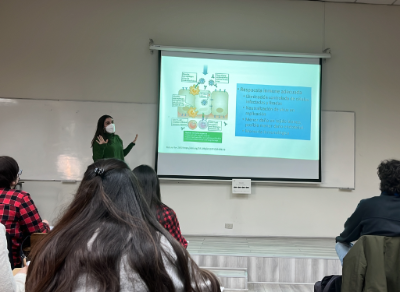 Uno de los cursos modulares es de Pediatría; en la foto, la doctora Lorena Tapia, pediatra y viróloga de la Facultad de Medicina