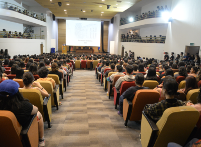 Ante un Aula Magna repleta, el doctor Miguel O'Ryan abogó porque los nuevos estudiantes sean "participantes activos del desarrollo de su carrera, de la facultad y del país, para que sean mejores personas, ciudadanos y los profesionales de la salud que Chile requiere".