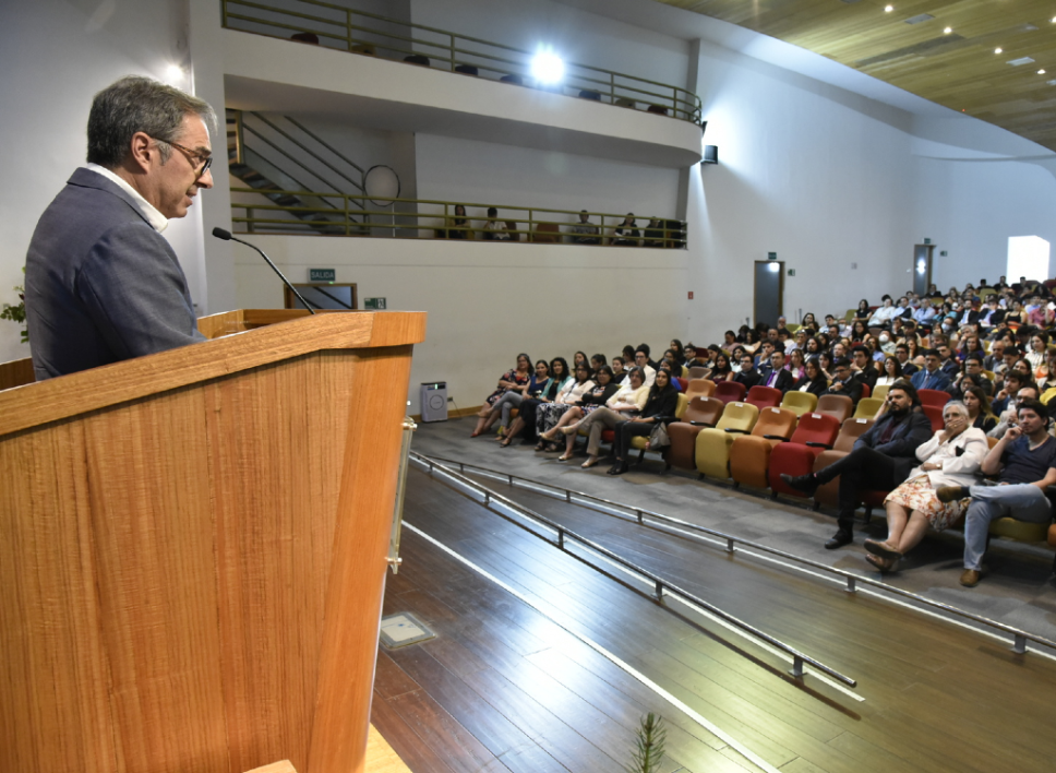 El doctor Miguel O'Ryan destacó la formación de exigencia y excelencia que recibieron por parte de la Escuela de Tecnología Médica. 