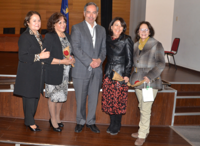 Profesoras Cecilia Estrada, Érika Carreño; el decano de la Facultad de Medicina, doctor Miguel O'Ryan; profesoras Lorena Binfa y Gioconda Silva