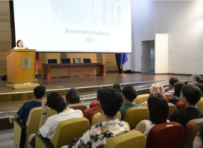 La profesora Marcela Díaz dijo a los nuevos estudiantes que “ustedes son alumnos destacados, de excelencia, por lo que es un orgullo y desafío formarlos como personas integrales”. 