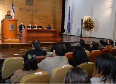 La profesora Constanza Briceño dijo a los titulados que "espero que estén orgullosos de lo logrado, de haber culminado con éxito su formación como terapeutas ocupacionales y de llevar la impronta de la Universidad de Chile a sus distintos contextos de desempeño profesional y académico". 