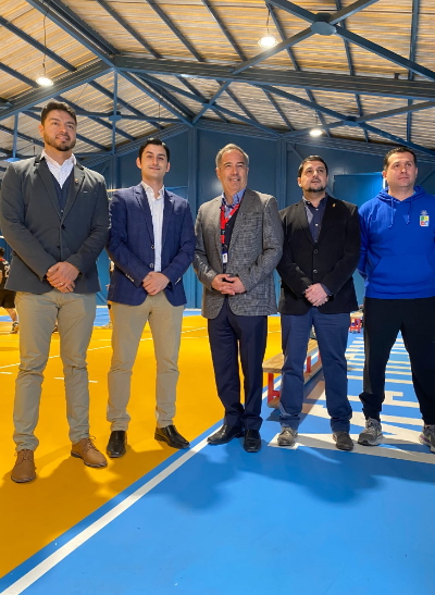 Al centro, el director de Deportes de la Universidad de Chile, Dylan Padilla, y el decano de la Facultad de Medicina, doctor Miguel O'Ryan, junto a académicos y representantes de Deportes de facultades del Campus Eloísa Díaz