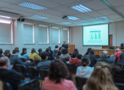 La charla del doctor Lavandero contó con una alta convocatoria de académicos y estudiantes de pre y postgrado de la Facultad de Medicina