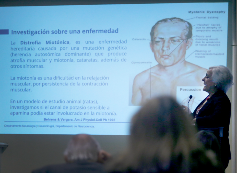 Durante su presentación, la doctora Behrens se refirió al inicio y desarrollo de su carrera de investigación básico clínica. 