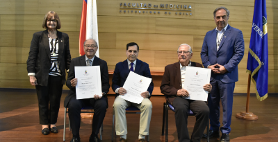 Doctores Rosa Devés, rectora de la Universidad de Chile, y Miguel O'Ryan, decano de la Facultad de Medicina (en los extremos) junto a los nuevos profesores eméritos, doctores Marcelo Wolff, Ramón Rodrigo y Miguel Gasic. 