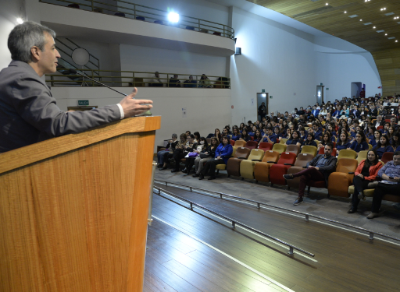 El doctor Juan Pablo Torres felicitó a la generación 2021, señalando que "el camino que han recorrido sabemos que es arduo; con mucha alegría pero con mucho sacrificio, dificultades, empatía y esfuerzo para sacar adelante este logro". 