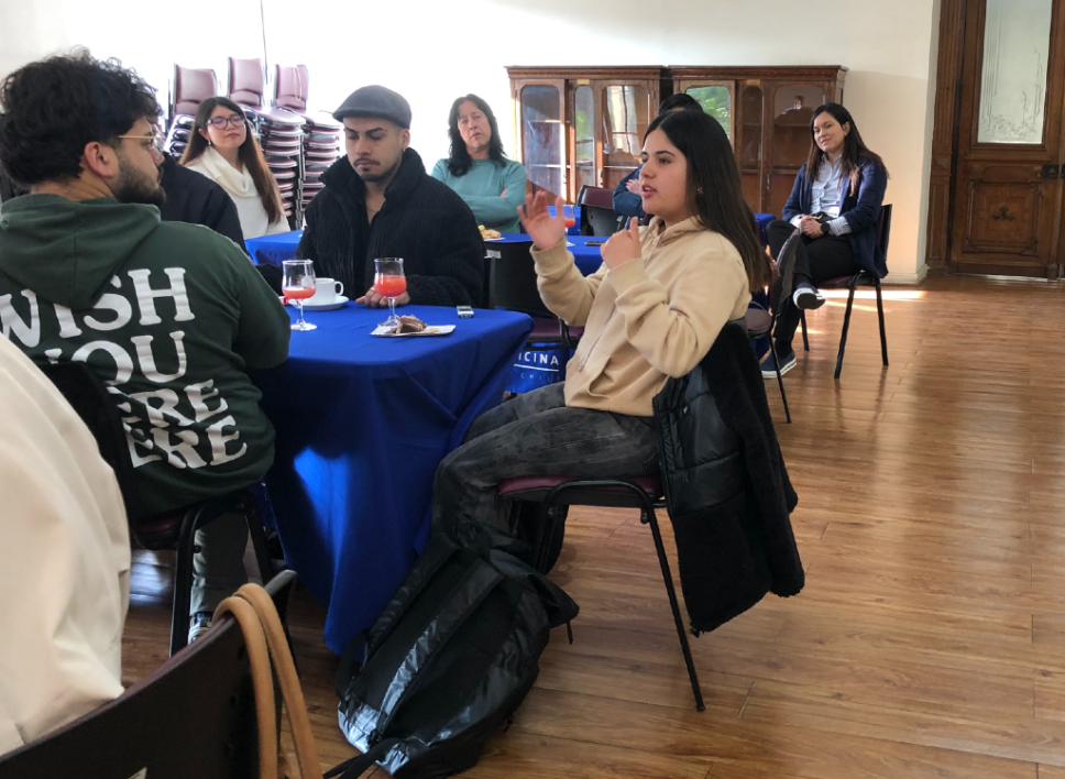 Los estudiantes beneficiados con estos nuevos fondos presentaron brevemente sus investigaciones y la participación en los congresos a los que fueron seleccionados