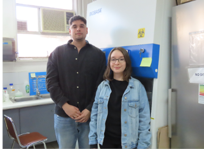 Joaquín Torres y Camila Cabrera, estudiantes del Magíster en Microbiología