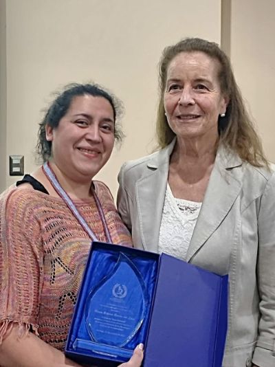 "Uno puede trascender o tener otros reconocimientos personales que a uno lo alegren, pero el que recibí en el congreso lo sentí con cariño, fue una sorpresa que recibí con agradecimiento y humildad", dijo la profesora Berríos. 