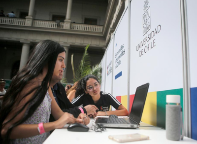 La Universidad de Chile llamó a más de 7.900 personas a matricularse este 2025, proceso que comienza a las 00:01 horas del martes 21 de enero en matricula.uchile.cl y deberá completarse, como máximo, a las 16:00 horas del jueves 23 de enero.