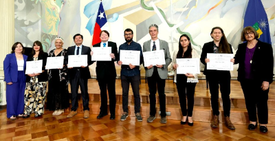 Profesora Marcela Díaz, directora de Pregrado de la Facultad de Medicina, y la dra. Rosa Devés, rectora, junto a los Mejores Docentes de nuestro plantel, profesores Patricia Gálvez, Pamela Soto, Rodrigo Rojo, Luis Toro, Matías Faúndez, Héctor Vega, Rosa Ortiz y Daniel Larenas. 