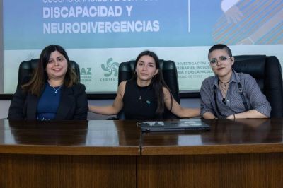 Kimberly Saldías, Jennifer Aldana, Alexandre Harris, estudiantes que presentaron sus experiencias y trabajo