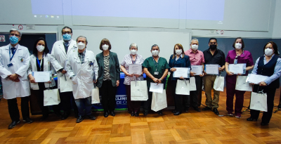 Autoridades del HCUCH y la Universidad de Chile junto a funcionarios premiados por su trayectoria. 