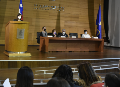 La profesora Karen Basfi-Fer dijo a los egresados que "estoy orgullosa de ustedes, que con su capacidad crítica, contestataria, revolucionaria e impetuosa que doy fe que tienen, han abierto ventanas donde las puertas se cierran". 