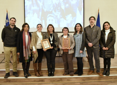 Profesores Pablo Quiroga y Marcela Godsack; dra. Lorena Tapia, profesoras Sandra Oyarzo, Patricia Elgueta y Jovita Ortiz; doctor Leandro Carreño y profesora Maribel Mella.  