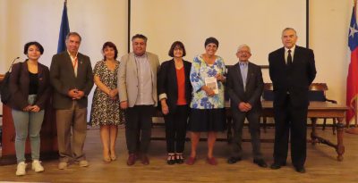 Catalina Lufín, senadora estudiantil; dr. Miguel O'Ryan, decano de la Facultad de Medicina; prof. Mirliana Ramírez, senadora universitaria; Patricio López, director de Radio Universidad de Chile; dra. Rosa Devés, rectora de nuestra corporación; prof. Inés Pepper, doctor Pedro Valdivia y dr. Francisco Mardones. 