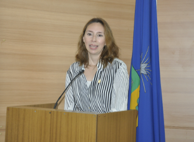 La profesora Leslie Escobar recordó los desafíos asistenciales que planteó la pandemia, felicitó a los graduados y agradeció especialmente a todos los docentes involucrados en la formación de los nuevos especialistas y subespecialistas. 