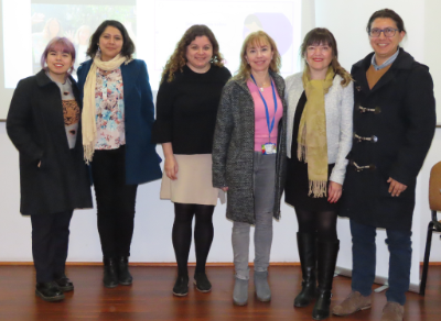 Fiorella Lopresti y Marcela Gutiérrez, de Vexcom; profesoras Angélica Fernández y Virginia Varela, del proyecto Prematuros y la Chile: Cre-Ser en Comunidad, junto a Daniela Candia e Ignacio Verdejo, de Asfaprem