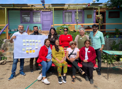 El profesor Christian Peñaloza junto a vecinos de la localidad de Los Vilos, conociendo los temas de su interés para escuchar a través de la radio. 