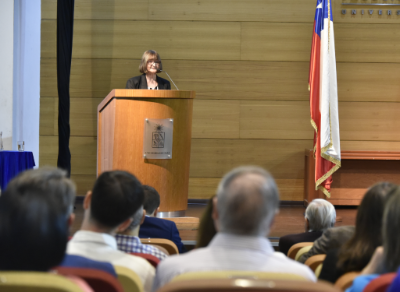 La rectora, doctora Rosa Devés, destacó que “alcanzar los mayores niveles de excelencia académica, sirviendo al mismo tiempo a la institución y a la población nacional, requiere no sólo de talento sino también de esfuerzo personal y de convicciones firmes sobre la responsabilidad de nuestra tarea"