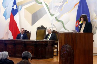 La rectora de la Universidad de Chile, profesora Rosa Devés, hizo referencia a la época en la que se fundó la Escuela de Salud Pública, destacándola como un periodo fértil de nuestra república. 