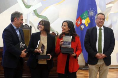 Los doctores Miguel O'Ryan, decano de la Facultad de Medicina, y Rosa Devés, rectora de la Universidad de Chile, junto a Marcela Ahumada, directora de la Fundación Salvador Allende, recibieron réplicas del libro “La Realidad Médico - Social Chilena” escrito por el doctor Allende en el año 1939. 