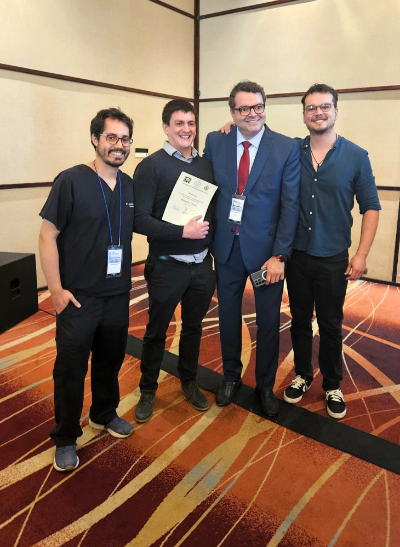 Los doctores Joaquín Bustos, Gonzalo Menz y Matías Rodríguez durante la premiación