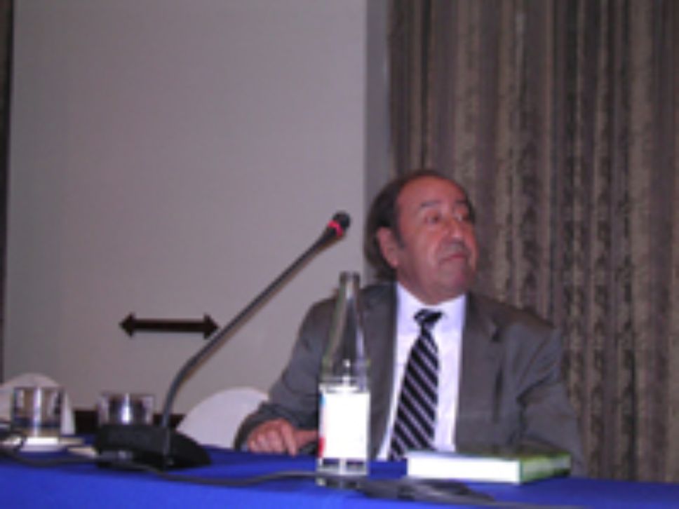 Durante la conferencia, el Dr. Ramírez manifestó su interés por "renovar los viejos lazos y vínculos que unen a la gente de la Universidad de Chile con la gente de otras Universidades".